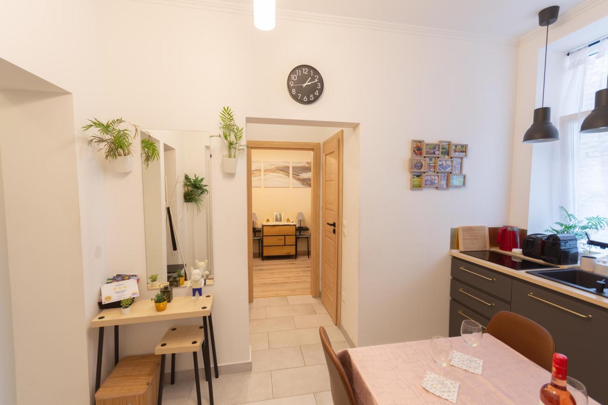 Quiet Rooms In The Bustling City Center Budapest Exterior photo